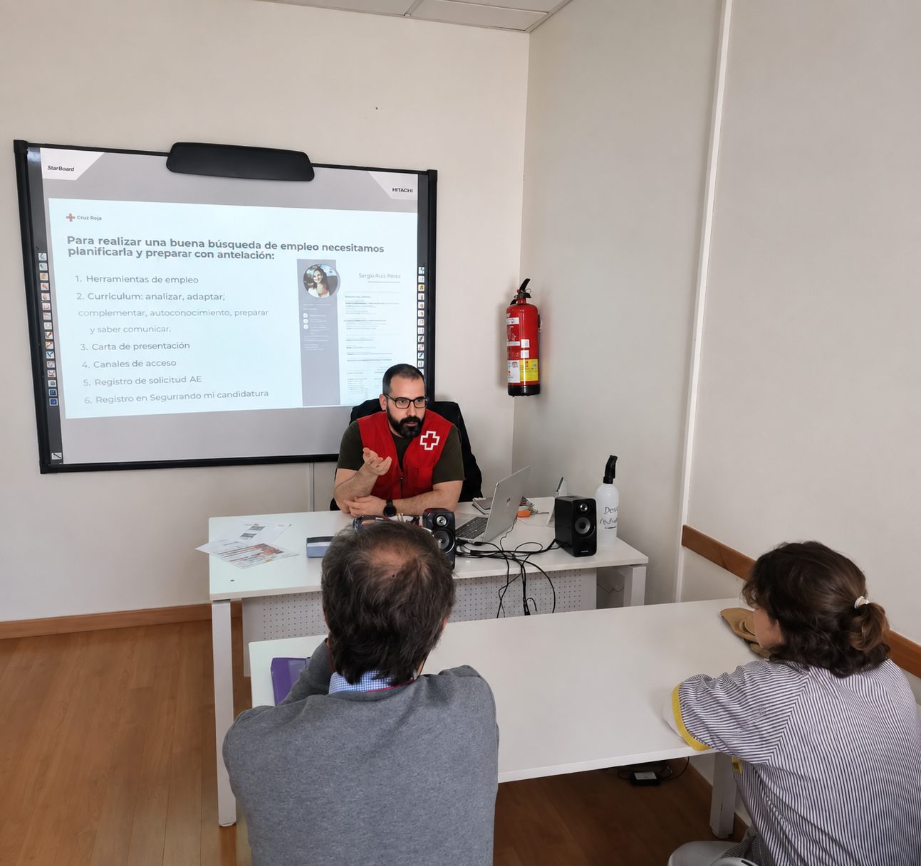 Agustín impartiendo un taller de competencias digitales como voluntario de Cruz Roja Sevilla